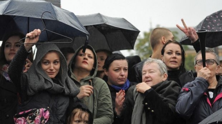 Up to 6 million women protest against abortion ban proposed by Polish government