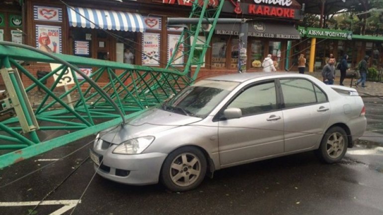 Panic in Odesa after cafe was crashed over by crane