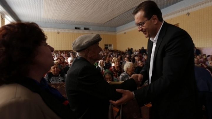 Marian Lupu in counsel with elderly people