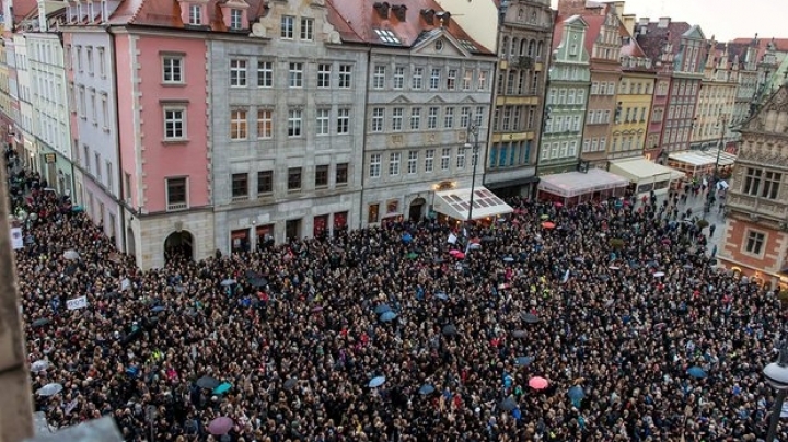 Proposal on ban abortion in Poland collapses after mass protests