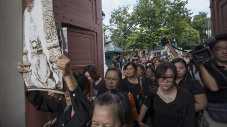 Thousands queue in Bangkok to pay respects to late king