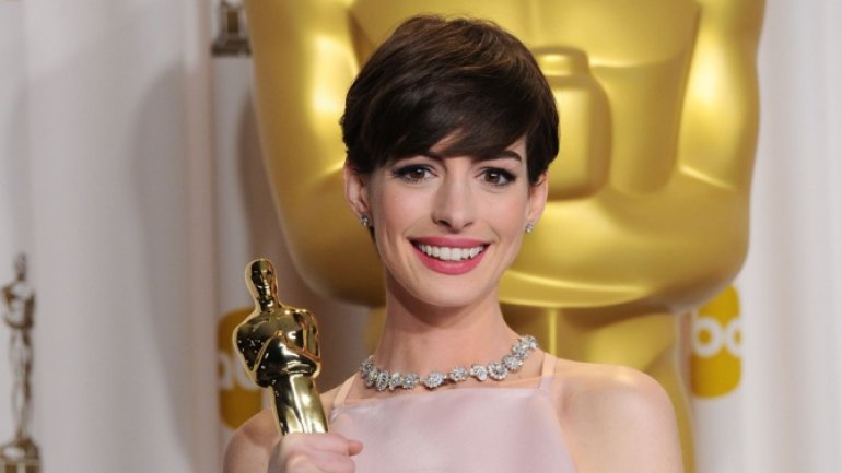 Anne Hathaway admits she was faking it during her 2013 Oscar speech