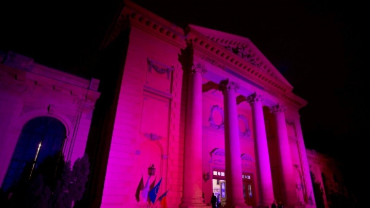 Romanian President's official residence turns pink for fight against breast cancer