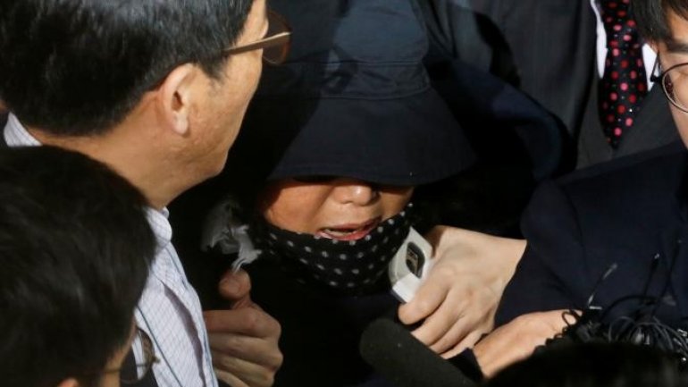 Woman at center of South Korea political crisis begs forgiveness