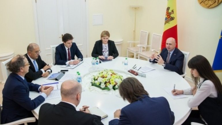 Moldovan Prime Minister Pavel Filip discusses joint projects with officials from EBRD