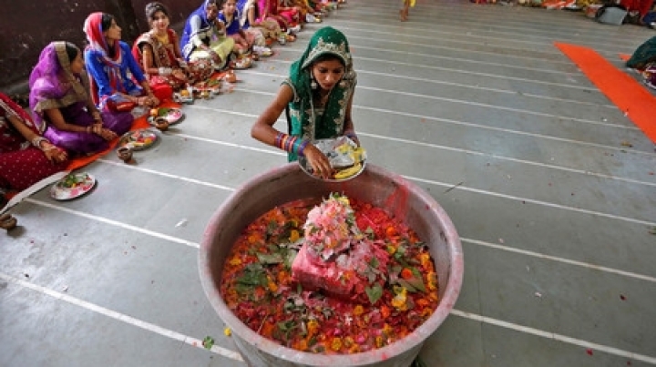 Death of fasting girl causes outrage in India