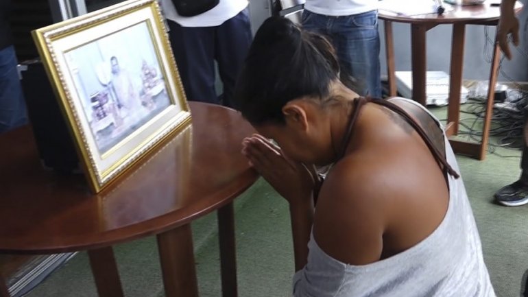 Thai woman forced to kneel before king's portrait over royal insult