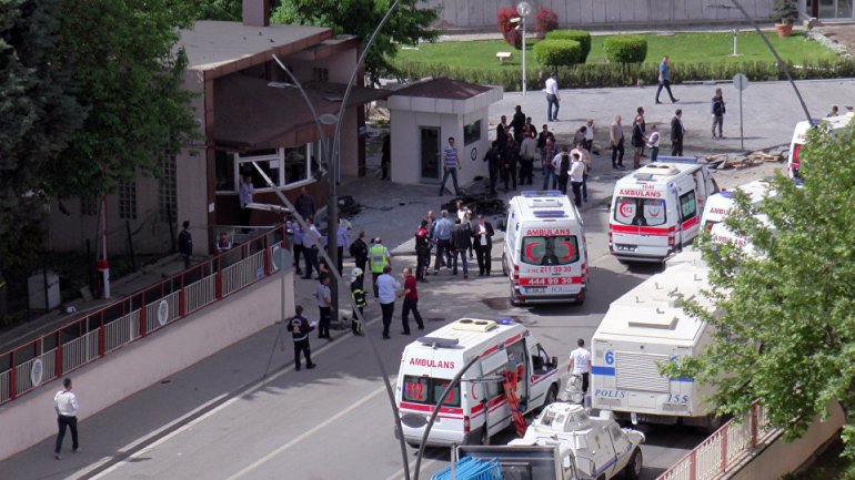 Suicide attack during police raid in eastern Turkey leaves casualties