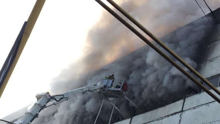 Huge fire in Chisinau. Entire city covered in plastic smell and smoke (PHOTO)