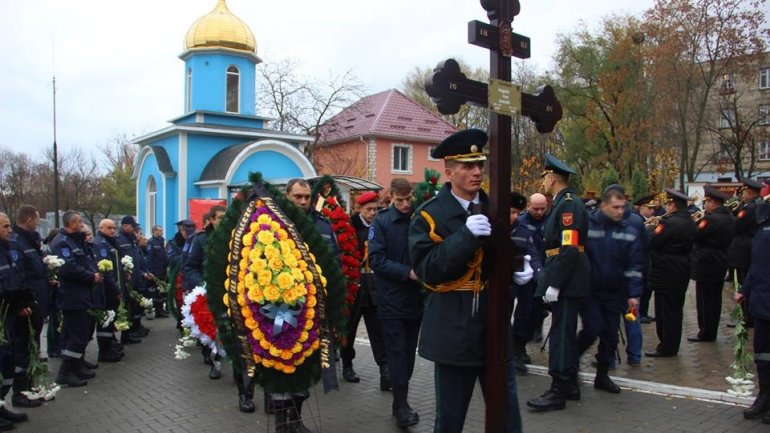 Firefighter, fallen during fire on Uzinelor street, accompanied with military honors