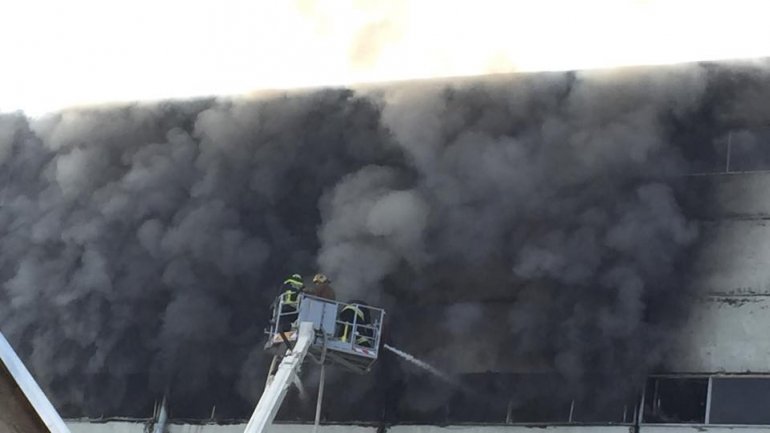 Huge fire in Chisinau. Entire city covered in plastic smell and smoke (PHOTO)