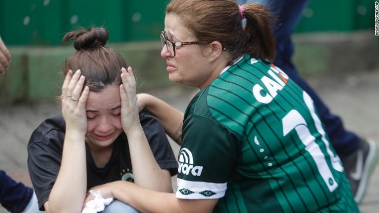 Colombia plane crash: Fans gather to mourn Chapecoense footballers (VIDEO)