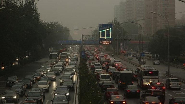  Beijing bans highly polluting cars during smog alerts