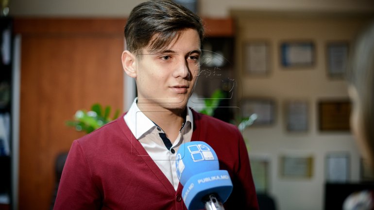 "Gheorghe Asachi" High School unveils new uniforms for students (PHOTOREPORT)