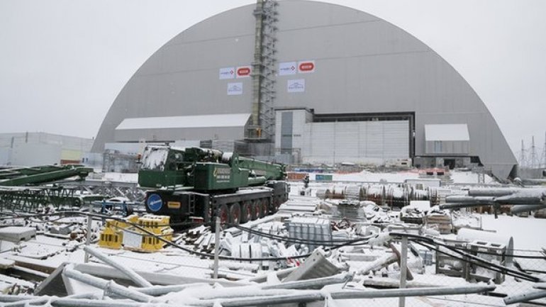 Chernobyl disaster site enclosed by shelter to prevent radiation leaks (VIDEO)