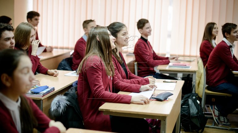 "Gheorghe Asachi" High School unveils new uniforms for students (PHOTOREPORT)