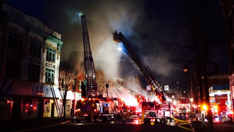 Munich firefighters battle deadly apartment fire