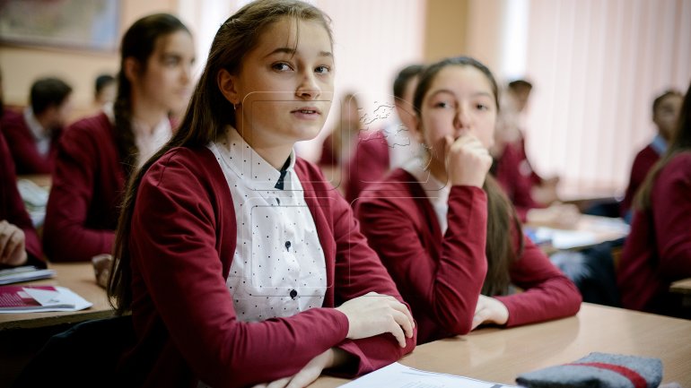 "Gheorghe Asachi" High School unveils new uniforms for students (PHOTOREPORT)