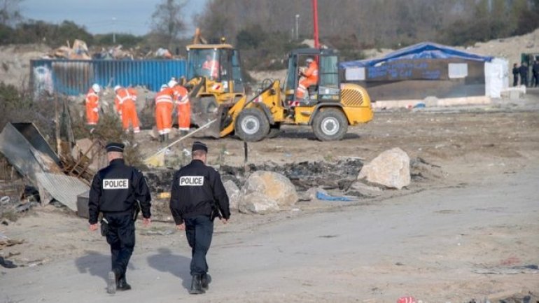 Calais migrants: France's Hollande vows no return to camp