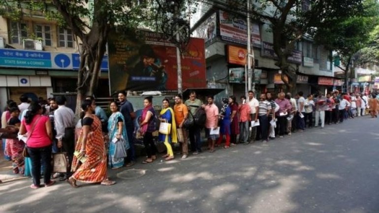 India rupees: Chaos at banks continues after ATMs reopen