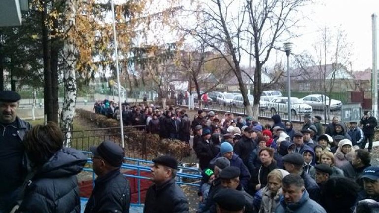 PRESIDENTIAL RUNOFF: Thousands of people are queuing at polling stations in Varnita (PHOTO)