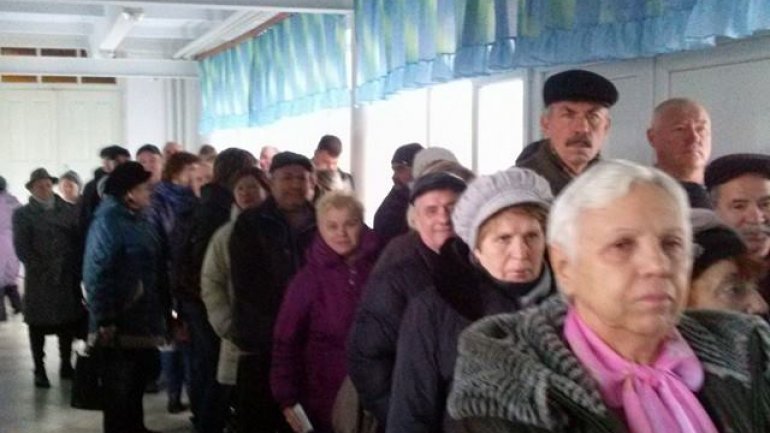 PRESIDENTIAL RUNOFF: Thousands of people are queuing at polling stations in Varnita (PHOTO)