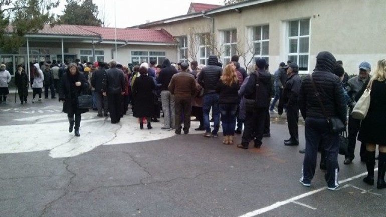 PRESIDENTIAL RUNOFF: Thousands of people are queuing at polling stations in Varnita (PHOTO)