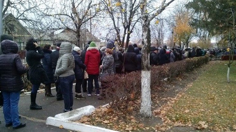 PRESIDENTIAL RUNOFF: Thousands of people are queuing at polling stations in Varnita (PHOTO)