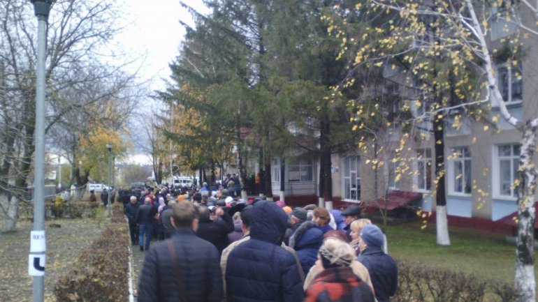 PRESIDENTIAL RUNOFF: Thousands of people are queuing at polling stations in Varnita (PHOTO)