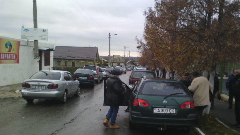 PRESIDENTIAL RUNOFF: Thousands of people are queuing at polling stations in Varnita (PHOTO)