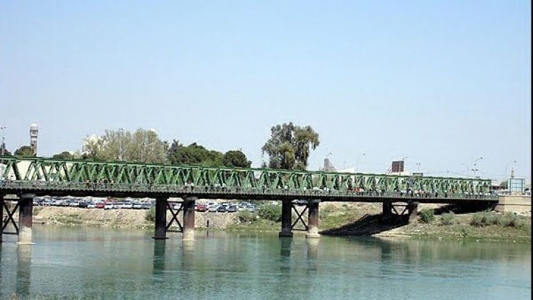 U.S. strikes destroy bridge in Mosul halting Islamic State's moves over Tigris river