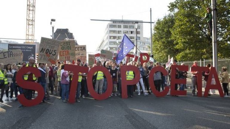 Dutch activists gather signatures to derail EU-Canada trade deal