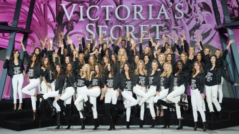 Victoria's Secret models can even make their group yearbook photos look sexy