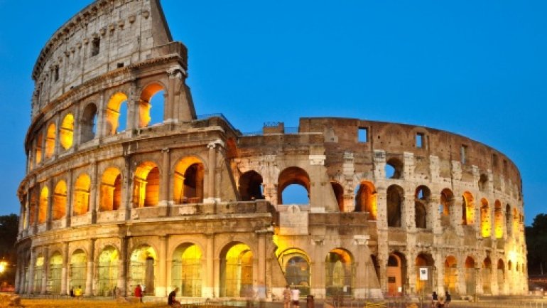 Each earthquake makes wider cracks in Colosseum. Roman authorities are worried