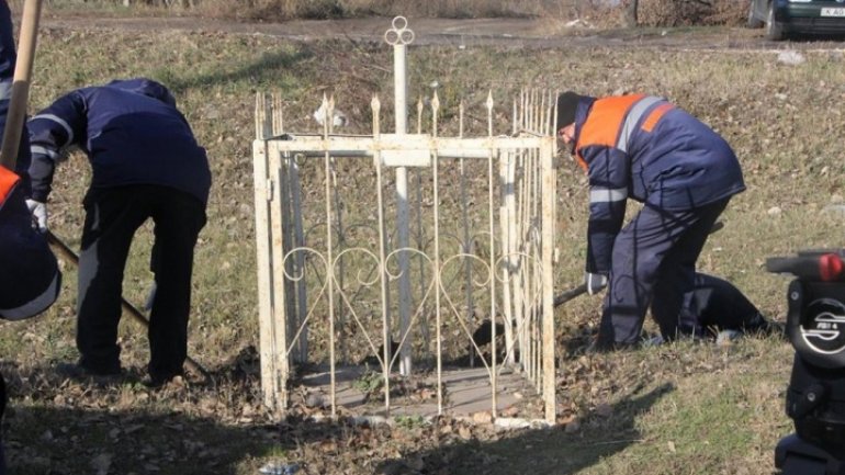 Authorities start dismantling crosses alongside roads