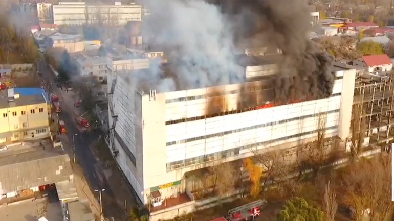 Huge fire in Chisinau. Entire city covered in plastic smell and smoke (PHOTO)