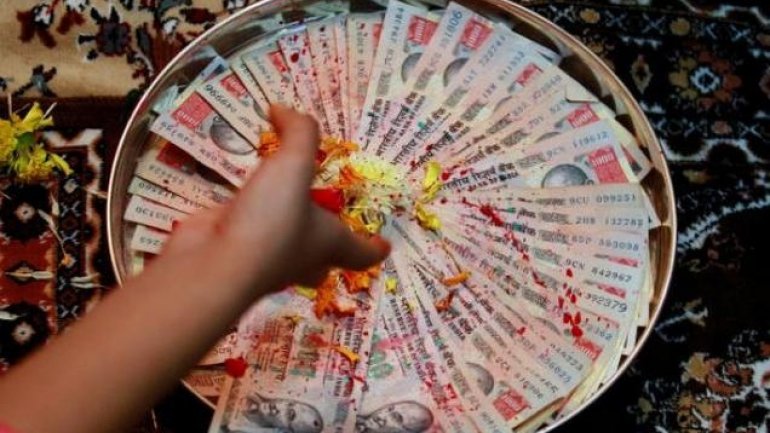 India withdraws 500 and 1,000 rupee notes in effort to fight corruption