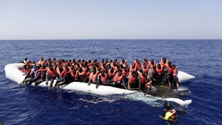 Hundreds of migrants, 5 corpses rescued by Italian Coast Guard