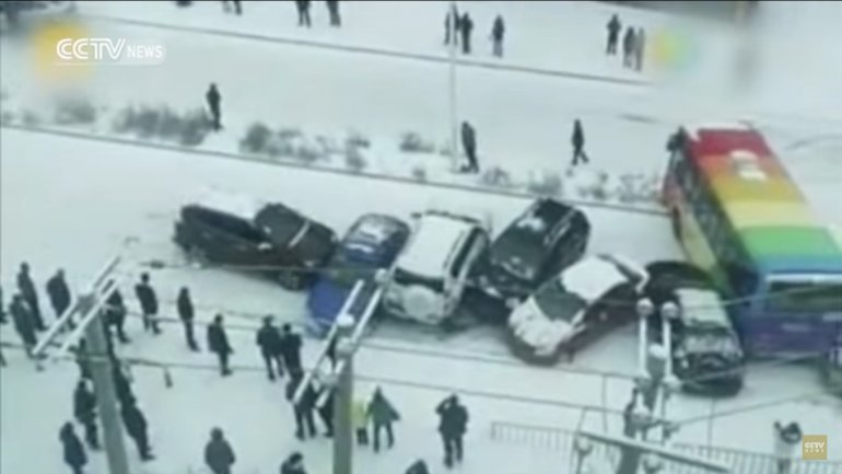 9 vehicles pile up domino-style on icy road in Northeast China (VIDEO)