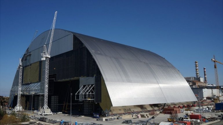 Supermassive shield starts being moved over Chernobyl reactor