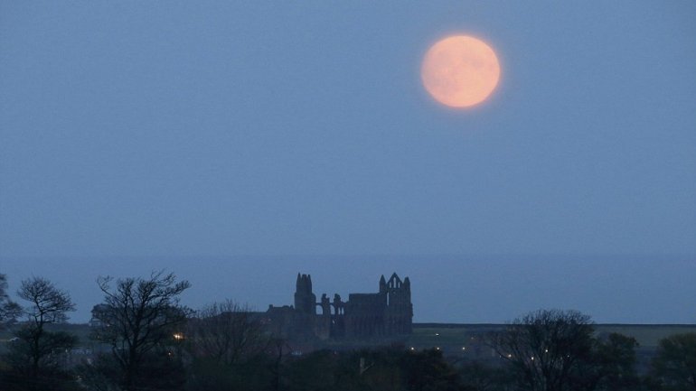 First glimpse of biggest supermoon ahead of full spectacle on Monday, 14 November 2016