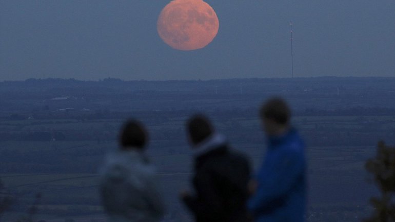 First glimpse of biggest supermoon ahead of full spectacle on Monday, 14 November 2016