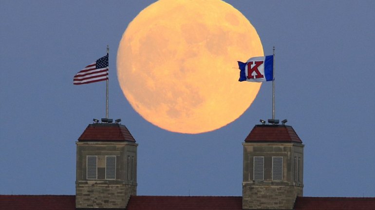 First glimpse of biggest supermoon ahead of full spectacle on Monday, 14 November 2016