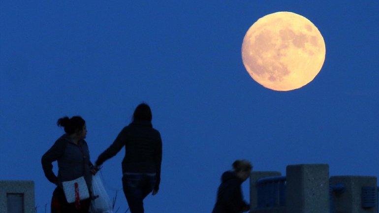 First glimpse of biggest supermoon ahead of full spectacle on Monday, 14 November 2016