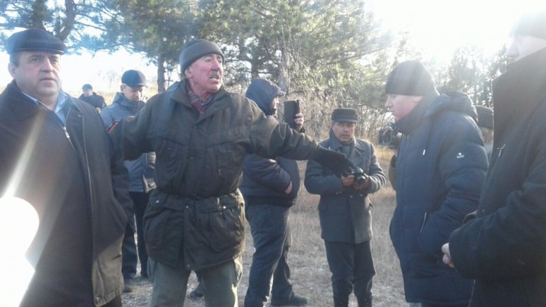 PSRM deputies and supporters stay overnight near tank in Cornesti village (PHOTO)