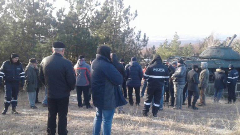 PSRM deputies and supporters stay overnight near tank in Cornesti village (PHOTO)