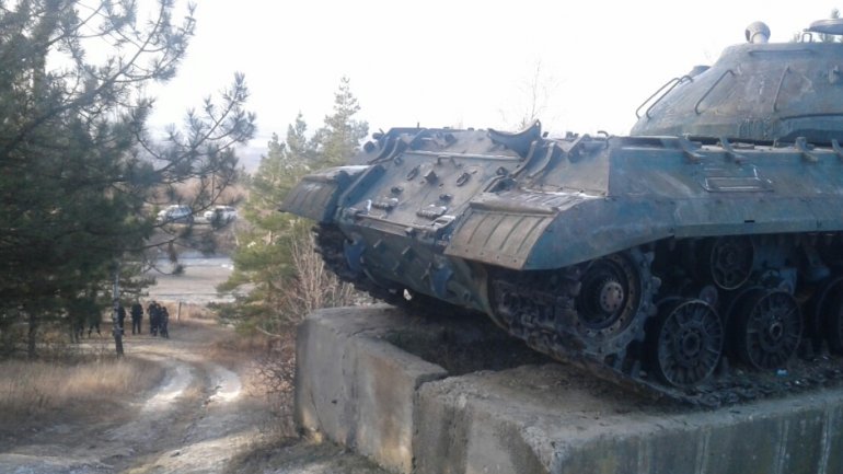 PSRM deputies and supporters stay overnight near tank in Cornesti village (PHOTO)