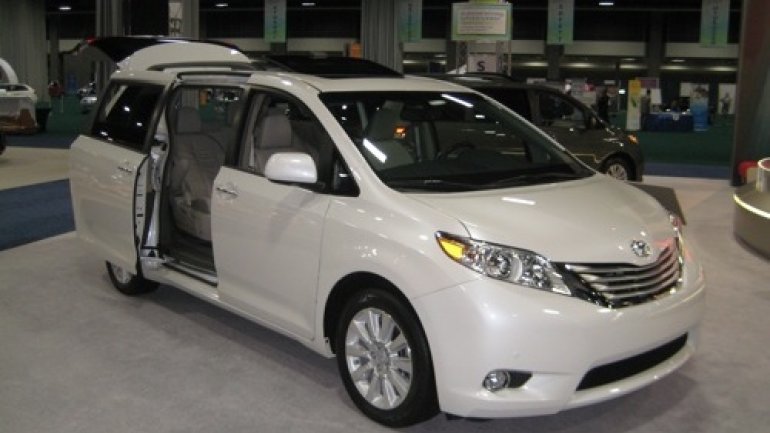 Toyota recalls 700,000 Sienna minivans to fix doors