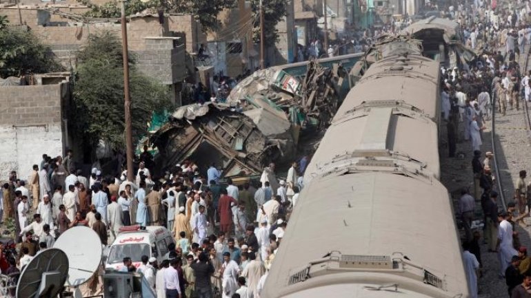 20 Pakistanis die in train crash near Karachi