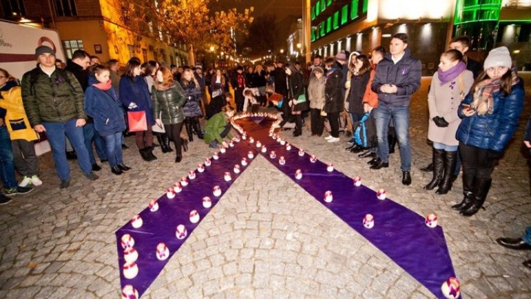 No to domestic violence! Dozens of persons lit candles in support of victims of domestic violence